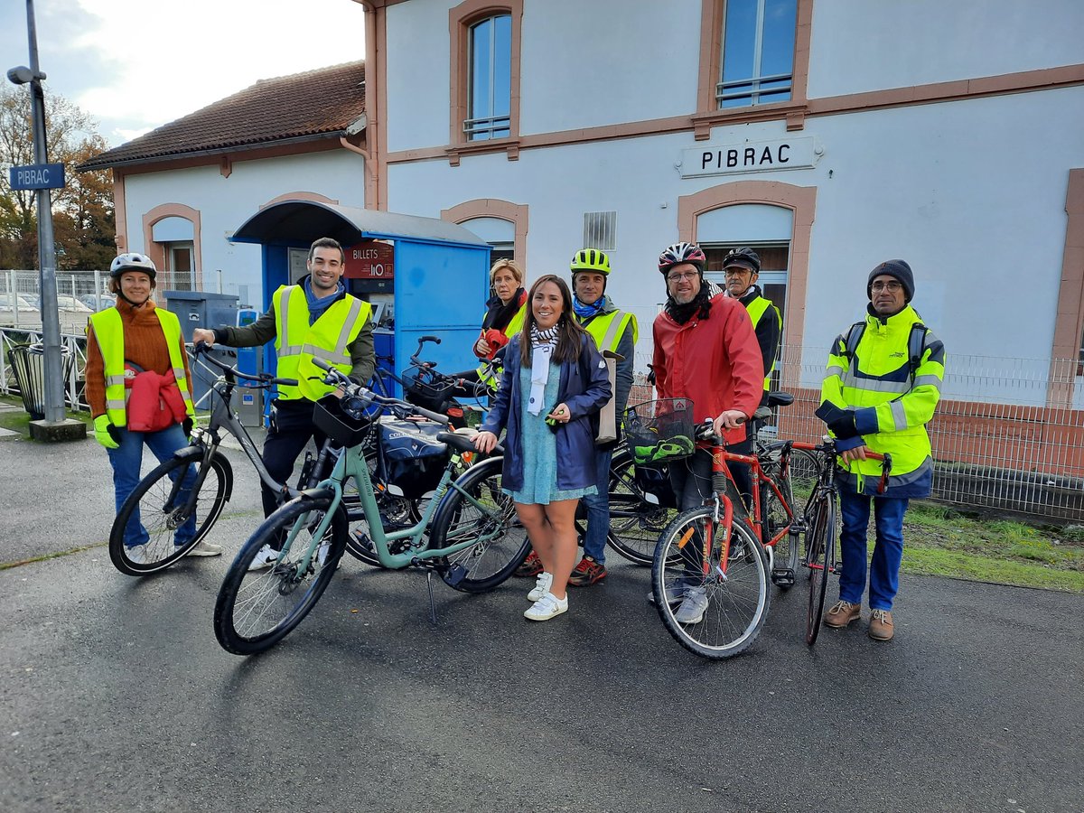 Camille_2Neau's tweet photo. 🚴‍♀️RÉSEAU EXPRESS VÉLO🚴‍♀️ Grand merci à @MaximeBoyer31, VP de @TlseMetropole en charge du Vélo, venu sur le terrain pour effectuer le tracé étudié pour relier #Brax à #Pibrac et #Colomiers. T.Zanatta et moi-même nous réjouissons vivement du développement rapide de ce réseau vélo. https://t.co/OesQ6Yck3W