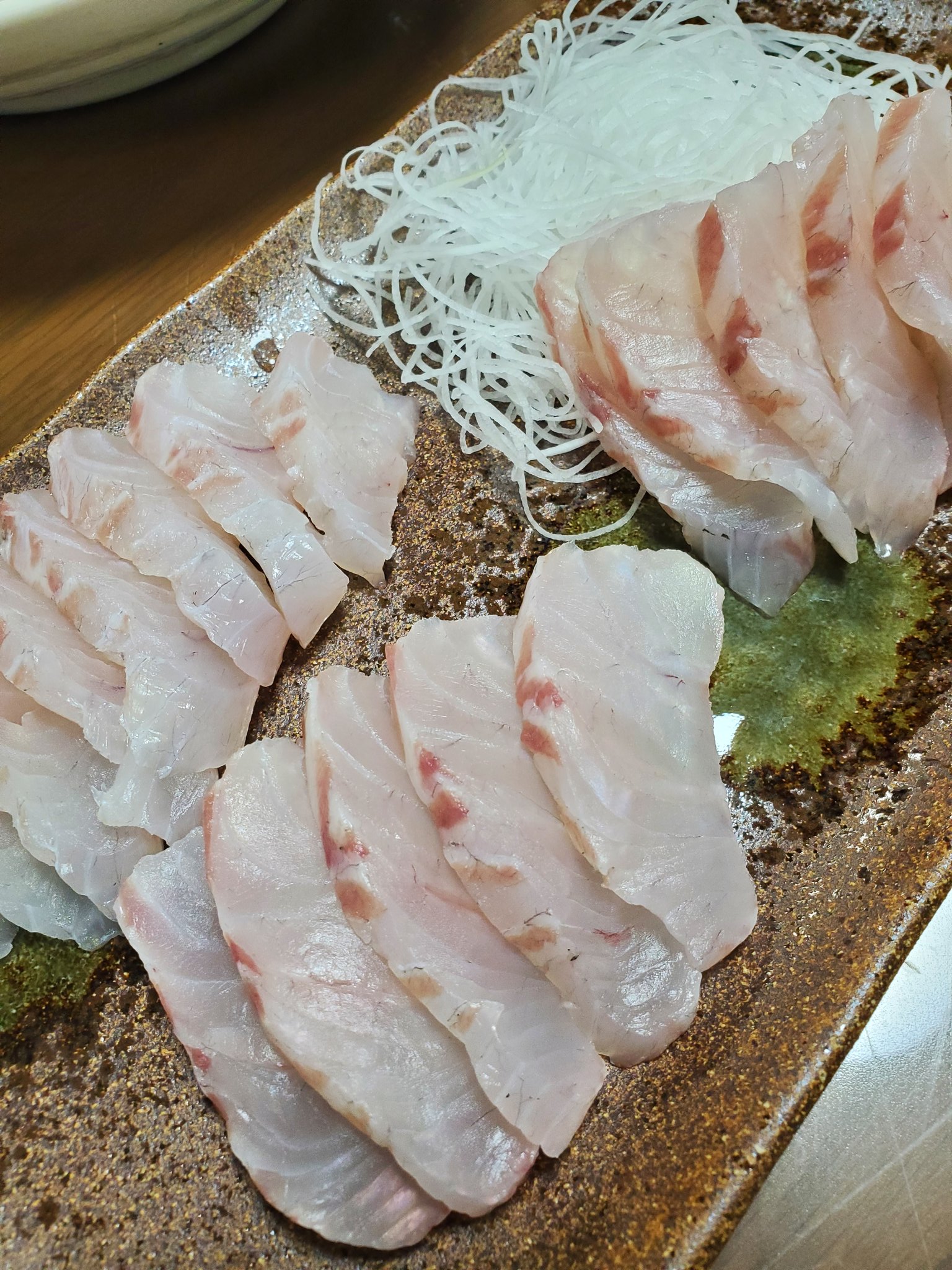ハンシング 本日のダイエットディナー スズキを釣りたいから スズキを食っていくぅー ということで スズキの刺身 牛肉とピーマンとキャベツの炒め物 スズキは三重県産 これでワタシのシーバスの釣果は約束されました 糖質制限 減塩 生活習慣病