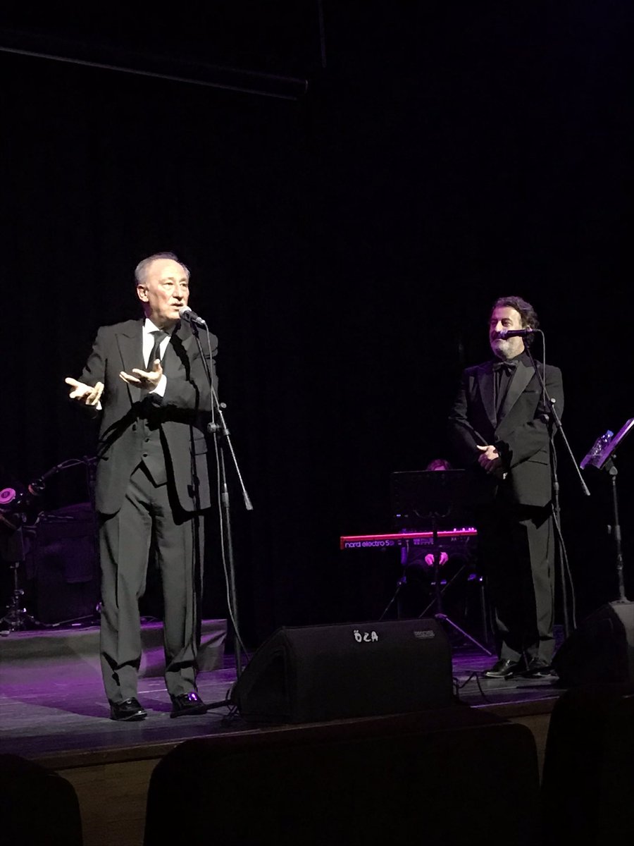 #Expo2021Hatayetkinlikleri kapsamında Altan Erkekli ve Veysel Diker’i izledik🎭Sahnelenen gösteri öncesi gönüllülerimiz bizlere destek verdi.Gecenin sonunda Veysel Diker’le tanışma fırsatı yakaladılar.Kültür sanat etkinliklerimiz hız kesmeden devam edecek. 🤗🌸