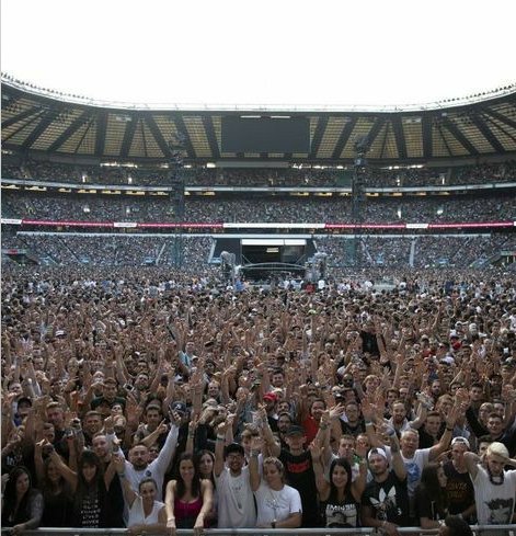 Концерт квин на стадионе. Queen концерт на стадионе Уэмбли. Эминем стадион Уэмбли. Eminem Concert. Эминем концерты на стадионах.