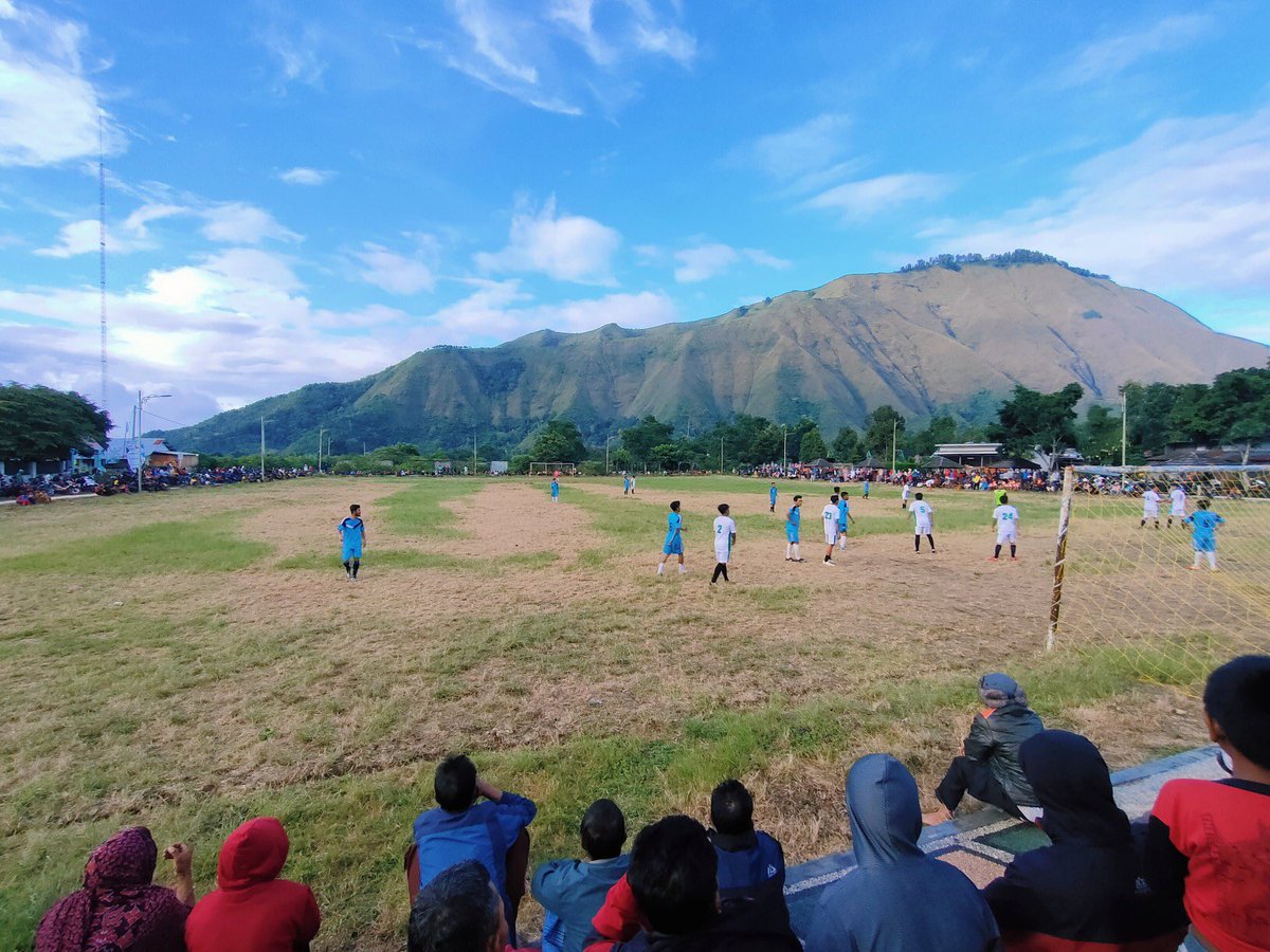 alexjourneyz's tweet photo. Local football with the view. Mount Rinjani, Lombok Island. @JakartaCasual https://t.co/ieb38KTKMm