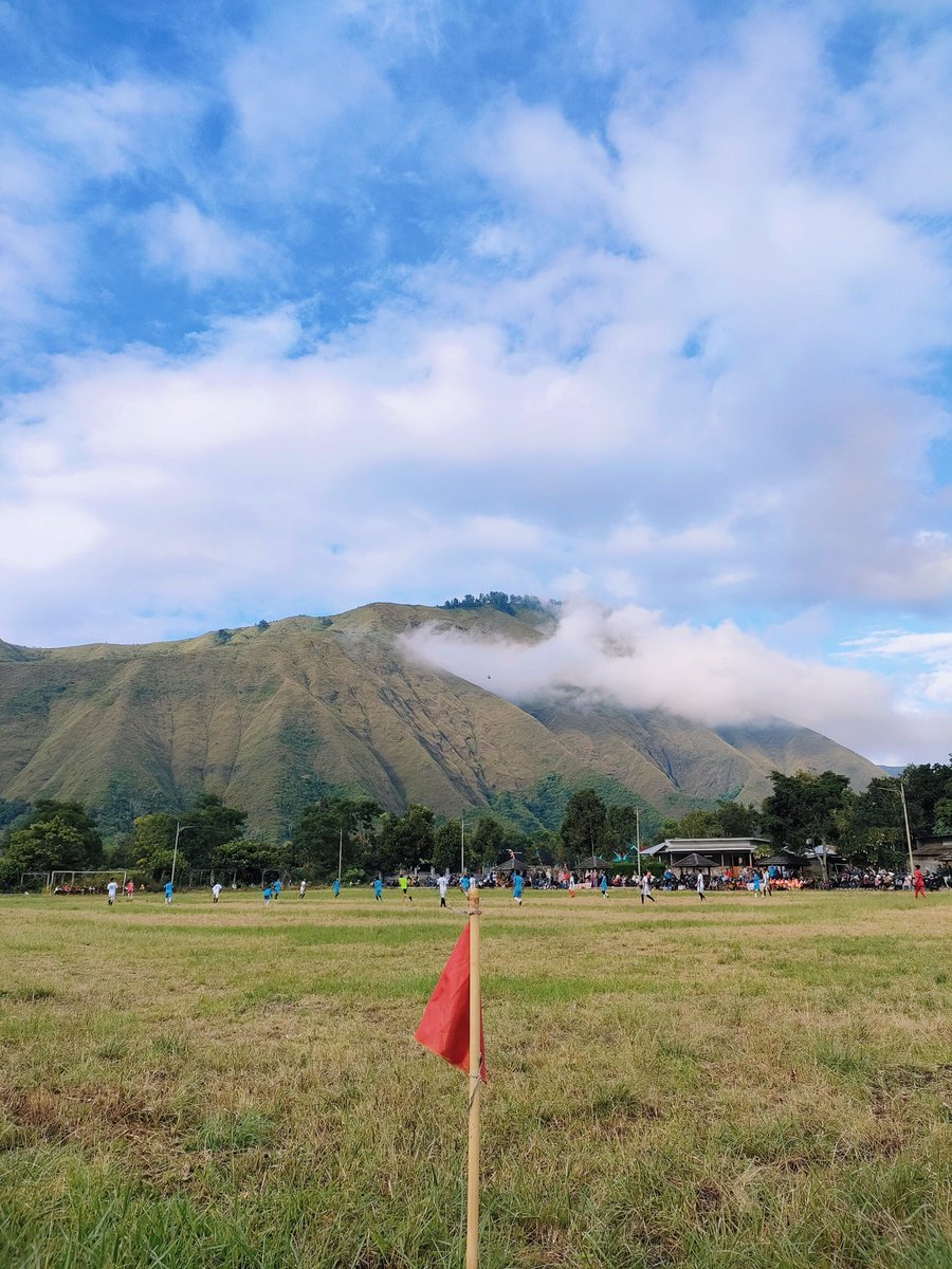 alexjourneyz's tweet photo. Local football with the view. Mount Rinjani, Lombok Island. @JakartaCasual https://t.co/ieb38KTKMm