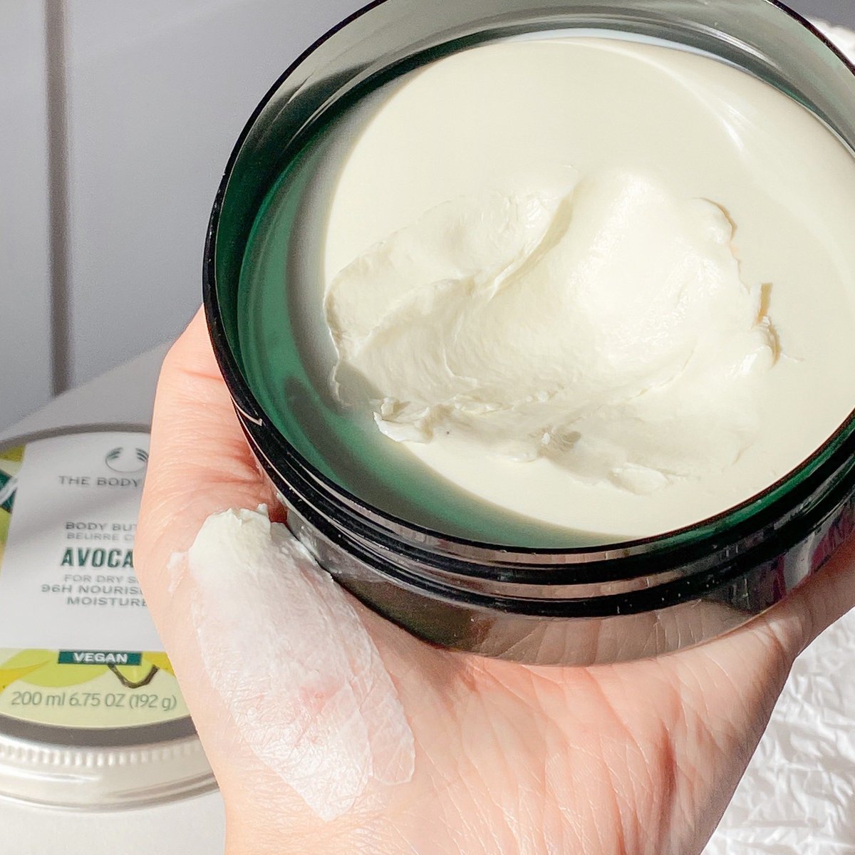 Hamkdy_'s tweet photo. Boby butter🧈🥚ของ the body shop ที่สุดของครีมทาผิว ชุ่มชื้นมากกกก สัมผัสครีมเนียนนุ่ม อย่างสูตร british rose กับ almond milk จะสำหรับผิวธรรมดา เนื้อไม่หนัก ทาสบาย ส่วนสูตรที่เราถือ avocado🥑 สำหรับผิวแห้งเลย ชุ่มชื้นโคตร กลิ่นออก natural ส่วนผสม vegan และพกจรีไซเคิลได้ 100เปอค่า https://t.co/M8SubKK5kk