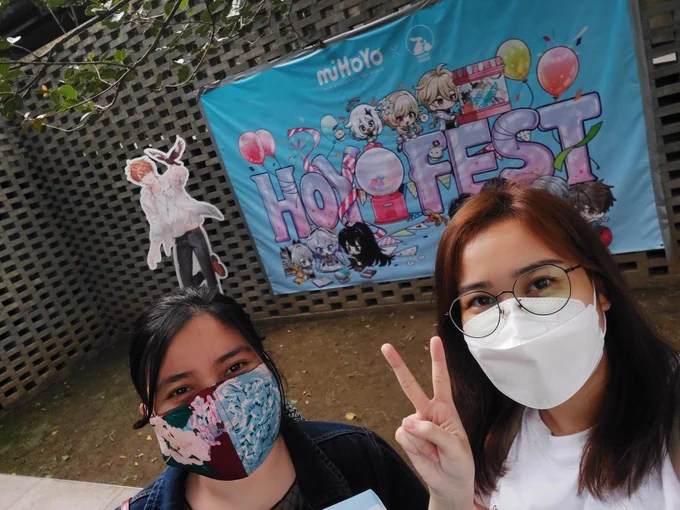 We went to hoyofest last tuesday  marius face's glowing lol 