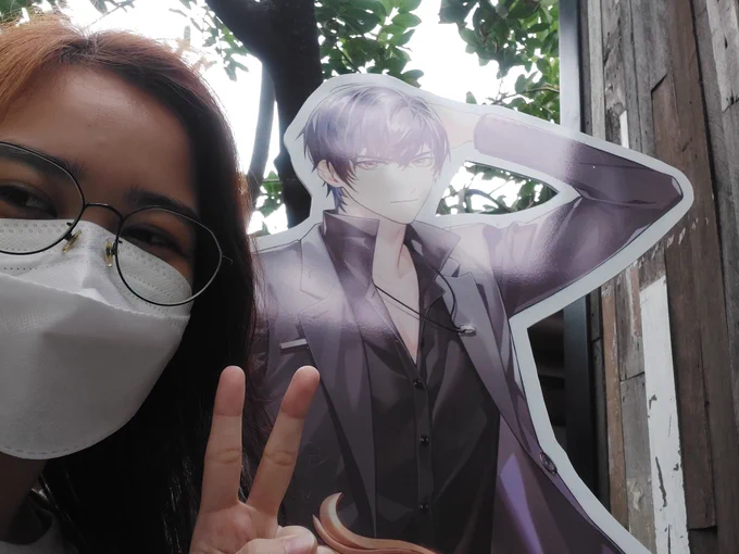 We went to hoyofest last tuesday  marius face's glowing lol 