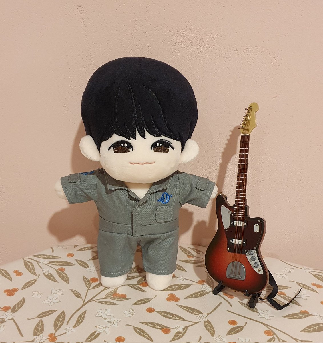 Black191014's tweet photo. 드디어.... 기다리던 큐식이😂

너무 뽀짝한거 아닌가요ㅠㅠㅠ

기타 줄 줄일 때 줄여지고 있는 건가....?싶었는데 착용샷 귀엽.....🤭

거치대 발견하고 다시 찍었는데 둘이 길이 비슷한 것도 너무 귀여운 것 있죠💙

기본 옷은 배송 착오로 못 받았는데 얼른 받아서 입혀보고 싶다ㅠㅠ

@Kyu_serise https://t.co/ClddXbueTk