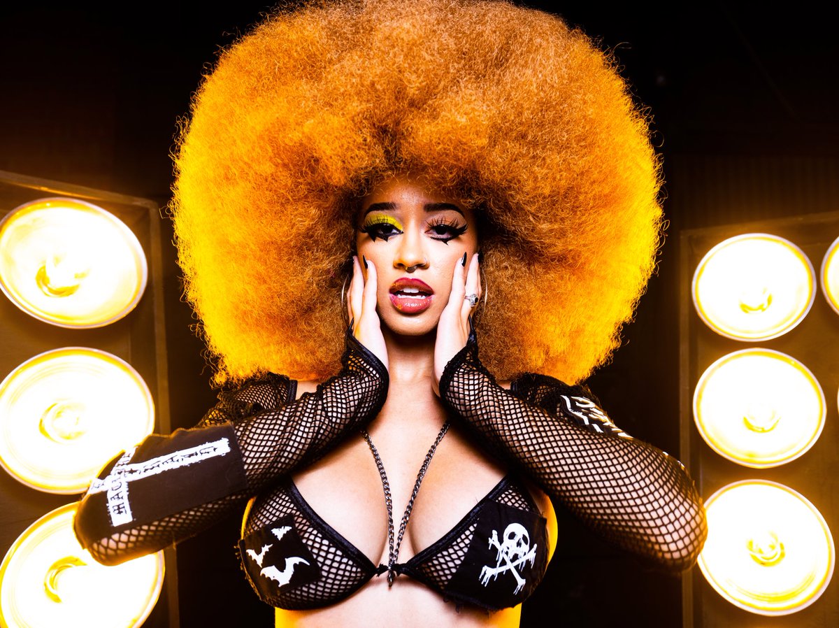 STORMIMFMAYA's tweet photo. I used to make Fast Food music . Crap. Music with no soul. Music with no substance. Music with no feeling . Putting on a character. I hated it . Songs made in 5 minutes , no thought . I had a brand based on sexuality/appearance and decided my music had to match that #cinnamonbabe https://t.co/nyYh91ZpqP