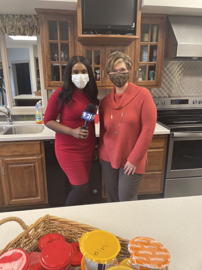 talia_kirkland's tweet photo. Happy Thanksgiving 🦃🍁! For many today is the official kick-off to the holiday season and in honor we are highlighting local organizations making the community a bit more MERRIER 🎄

This week I spent the day with @RMHCCentralPA the group helps seriously ill families. #CBS21News https://t.co/0Hnyk6Hh9s