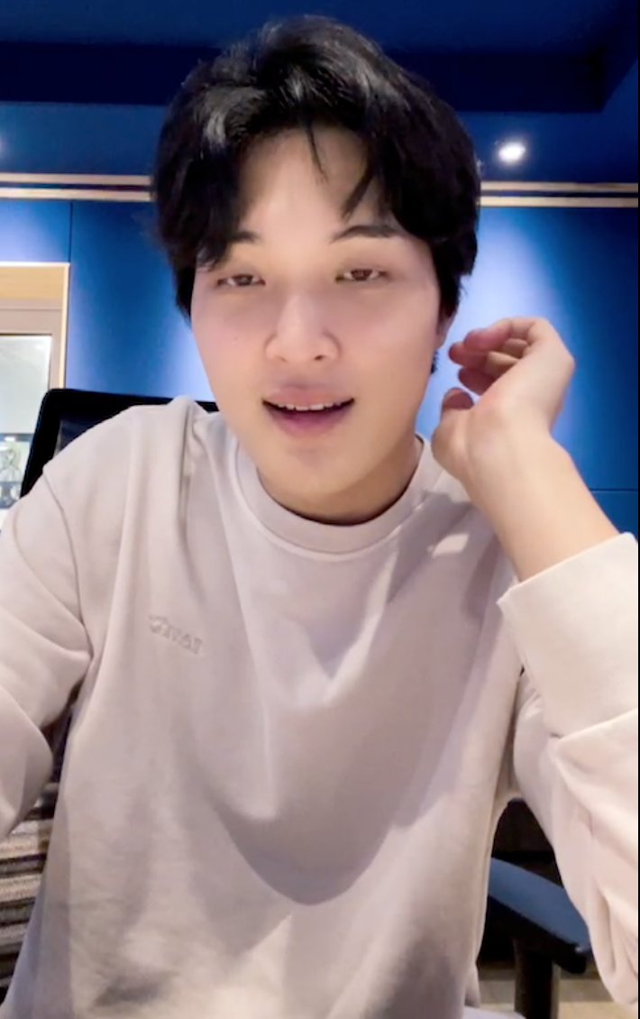 NivePhilippines's tweet photo. @thisisnive made a surprise insta live &amp; sang some of his existing songs (#PWU sad version &amp; Tired). He also came up w/a new song w/c I think he'll continue working on coz it's so good! Also love that he calls us #NIverse now ✨ #NIve #thisisnive #니브  #JisooPark #PartyWithoutU https://t.co/dKgcV9rm9t