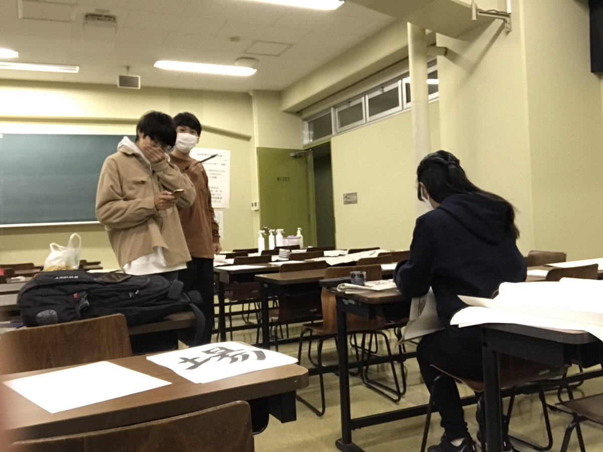 asonoakari's tweet photo. 2021/11/25

～灯物語～本番まであと二日…

本日は指示灯の文字書きを行いました！
助っ人として援農の佐藤さん（2年生）と酒井くん（1年生）にお手伝いをお願いしました。

とても字が上手くて感動しました！☺️

こちらは作業風景となります💁‍♀️✨

本番まであと少し！頑張ります💪💪 https://t.co/6M9cghhJ7G