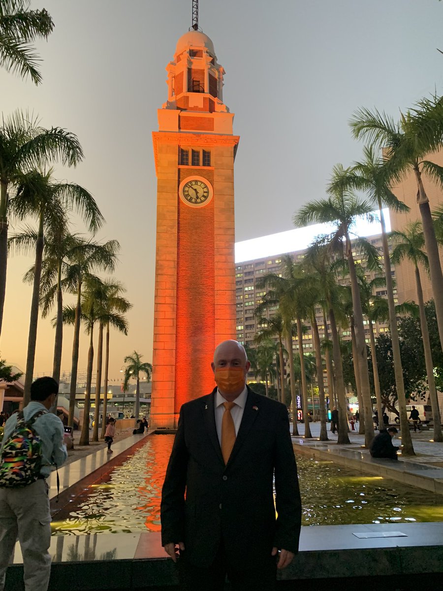 IrelandinHK's tweet photo. Consul General @dmacostello joined #EU colleagues to light the #HongKong #ClockTower #Orange to mark International Day to End Violence against Women &amp; stand against gender-based violence. Let’s kick off the #16Days  of Activism and #OrangeTheWorld! 🧡🧡
@UN_Women @dfatirl https://t.co/TbMtq2UL4O