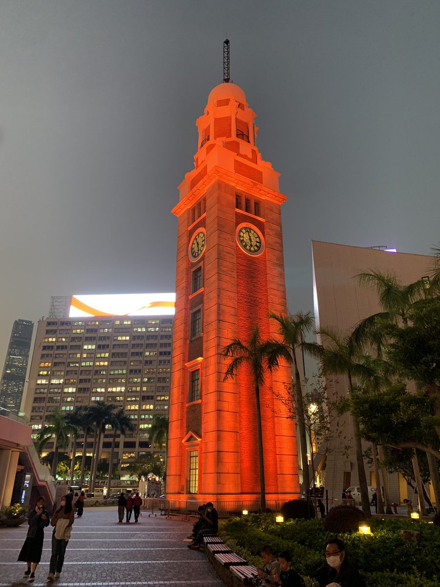 IrelandinHK's tweet photo. Consul General @dmacostello joined #EU colleagues to light the #HongKong #ClockTower #Orange to mark International Day to End Violence against Women &amp; stand against gender-based violence. Let’s kick off the #16Days  of Activism and #OrangeTheWorld! 🧡🧡
@UN_Women @dfatirl https://t.co/TbMtq2UL4O