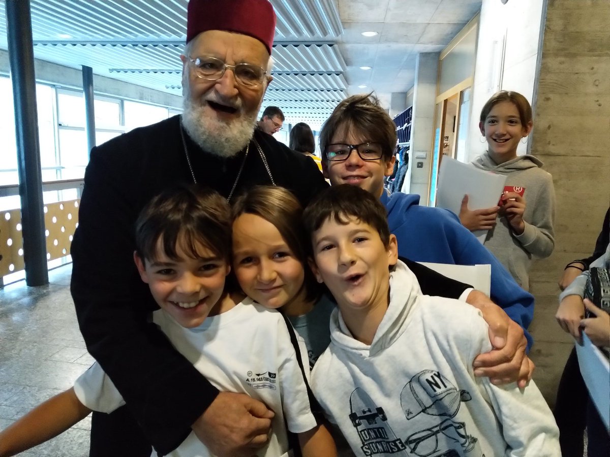 CHKIRCHE's tweet photo. #Patriarch em. #Gregorios III Laham aus Syrien, ist anlässlich der #RedWeek im VS zu Gast. Er legt Zeugnis über die verfolgten Christen ab, feiert Hl. Messen und hält Vorträge.
Gestern war er Gast im Religionsunterricht in Orsères !
https://t.co/aO96P9ti0F https://t.co/2j7AETAq2L