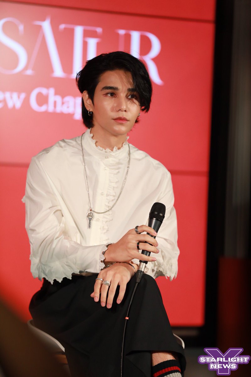 StarlightYnews's tweet photo. ทลายกรอบสู่การสร้างสรรค์ที่ไร้ขีด จำกัด
Warner Music Thailand เปิดตัว "เจฟ ซาเตอร์" (Jeff Satur)ศิลปินที่ทำให้ดนตรี แฟชั่น ทัศนคติอยู่เหนือทุกคำนิยาม
ชมคลิปสัมภาษณ์ ▶️ https://t.co/KIbJcd7CpP
#Jeffsatur
#Intro1 #JeffTheNewChapter #NewSingle https://t.co/sLWwzOOx8b