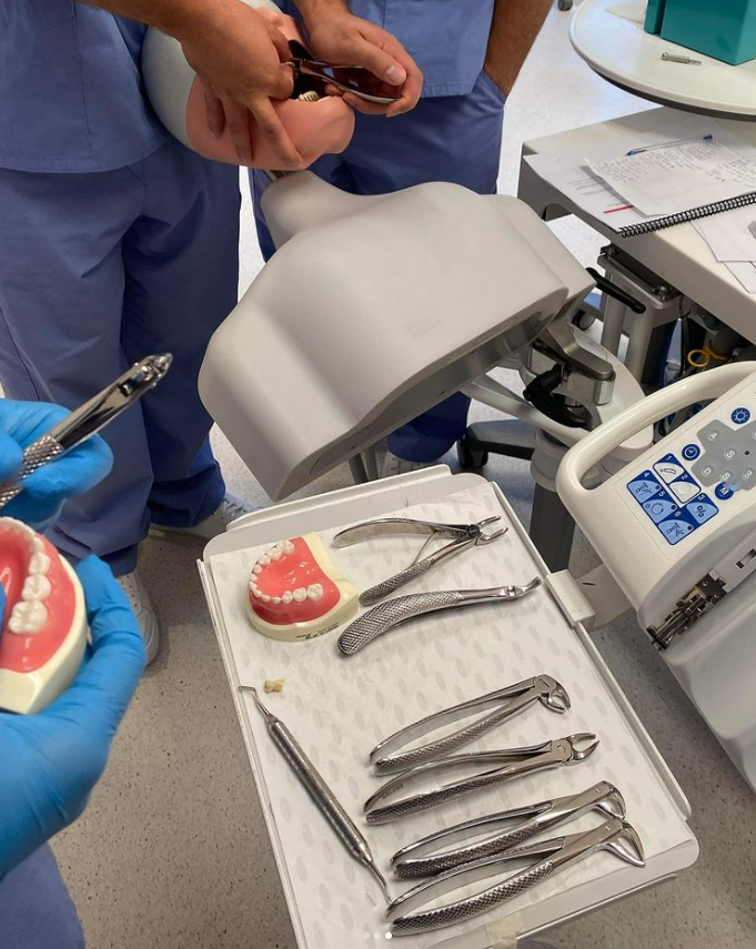 CharlesSturtUni's tweet image. Photo of the Week: Afraid of the dentist? Don&apos;t be. Our oral health students are nailing their extraction competency! 😬

📸: Thanks for sharing your #CharlesSturtLife oht_em (via Instagram).