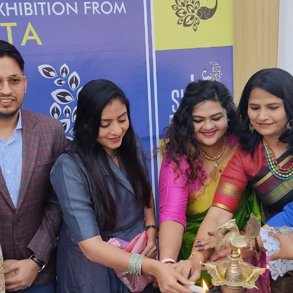 tulibanerjee_'s tweet photo. Winters and weddings go hand in hand & we love both! Don't we? But we are always short of attires to drape ourselves in during the weddings, aren't we? #Sutraa is holding a 2day wedding exhibition at The Grand Bhagvati @ SG Highway . Visit it today or tomorrow to avoid the #FOMO https://t.co/g0yiNpFEc4