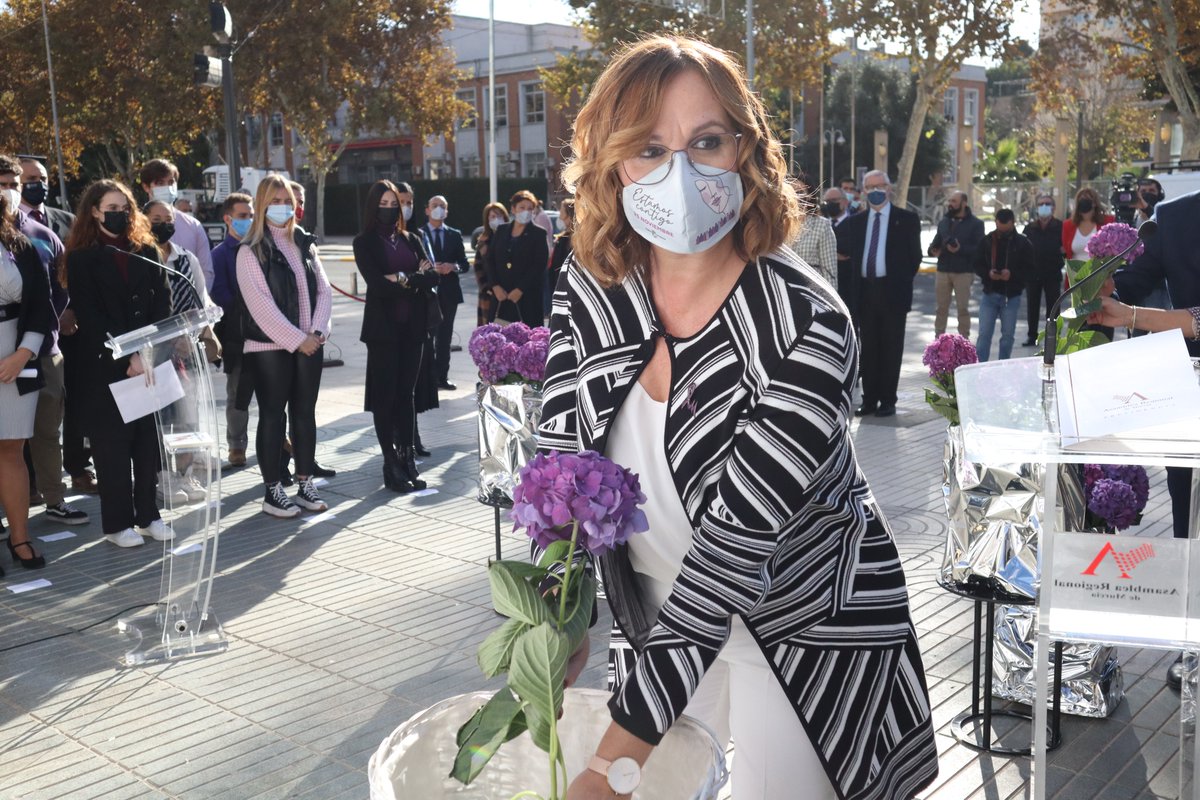 GPLiberalMurcia's tweet photo. También se ha recordado, con una ofrenda floral, a las 37 mujeres asesinadas en lo que llevamos de año

#NiUnaMenos https://t.co/E0UhkcOkVX