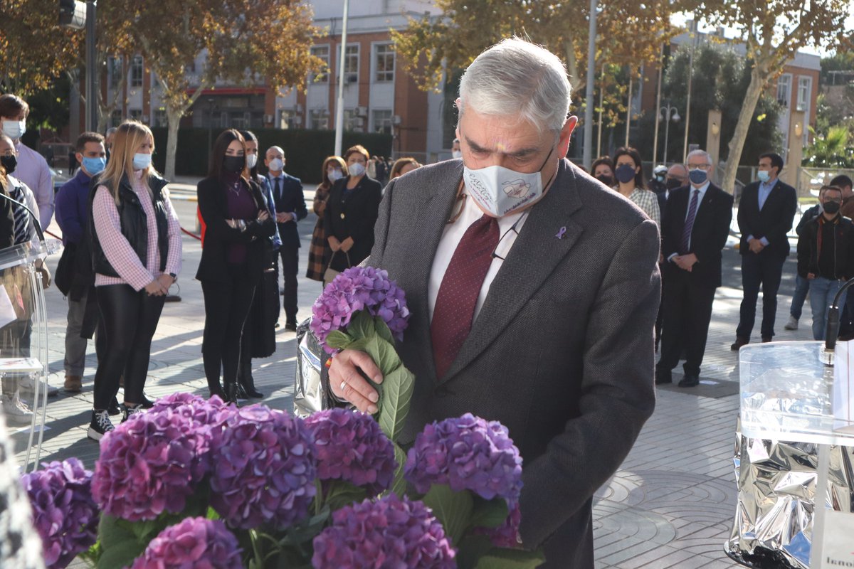 GPLiberalMurcia's tweet photo. También se ha recordado, con una ofrenda floral, a las 37 mujeres asesinadas en lo que llevamos de año

#NiUnaMenos https://t.co/E0UhkcOkVX
