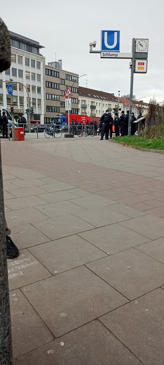 Matthia32429626's tweet photo. @abendblatt Ich habe die Vollidioten da kleben gesehen , und wie vorsichtig die uniformierten die mit Tupfer ablösen . Einmal mit der Kehrmaschine rüber und alles ist sauber. https://t.co/4hh7UHsxWE