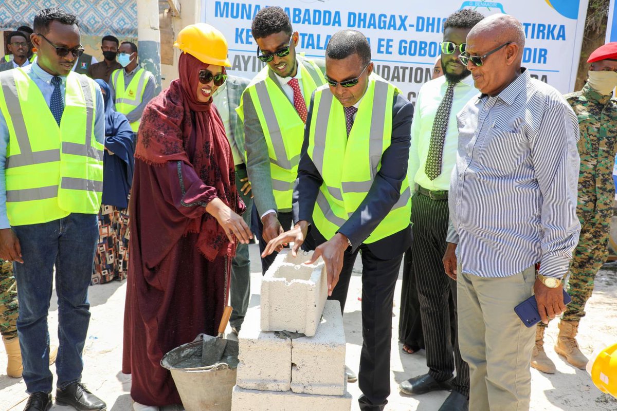 BRAHealth's tweet image. The Governor of Banadir region &amp;amp; Mayor of Mogadishu Mr.Omar Mohamud Mohamed @OFilish laid today the foundation stone for the renovation of the Banadir Regional Vaccination Cold Chain in collaboration with @unicefsomalia under #JPLG program. @MMCaddow @AbdikadirDalha @MoH_Somalia