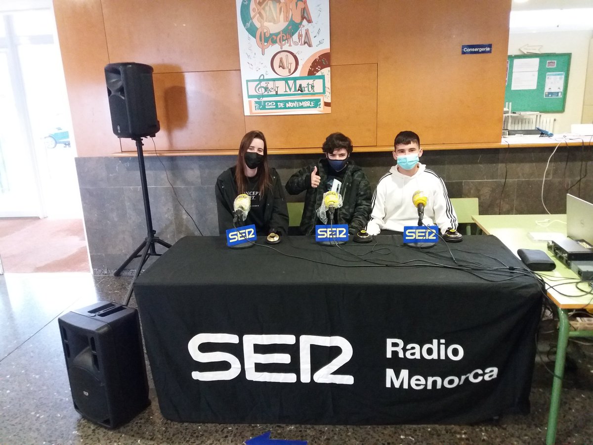 ToniPonsM's tweet photo. Alumnat de 4tESO inquiet i expectant, preparant el programa de ràdio en directe #HoyporhoyMenorca @RadioMenorca @Donaenona #iesbielmarti https://t.co/xeqKI2xouZ