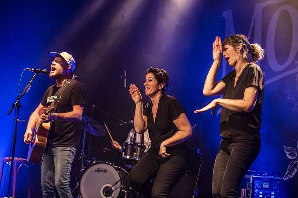 ashredaction's tweet photo. REPORTAGE - Sur scène, les chansigneuses donnent le tempo ] par @ClaireGandanger 

@dmsslsf @TheMooringsBand 

👉 https://t.co/mM31O2J5Fj https://t.co/f2zNl4PCkK