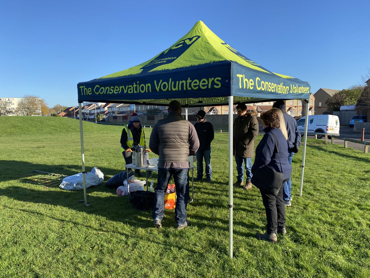 Danielle_B_CSR's tweet photo. @WatesGroup and @TCVtweets are planting 300 field maple trees in @GosportCouncil as part of our social value delivery in the borough. The team are getting stuck in and excited to dig and plant🌳 🌲 https://t.co/NoqIEu8JGr