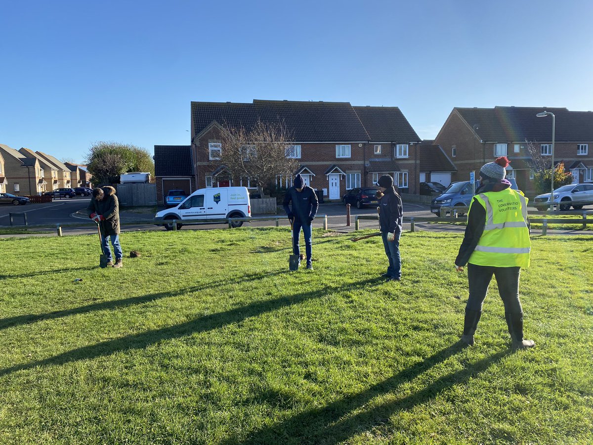 Danielle_B_CSR's tweet photo. @WatesGroup and @TCVtweets are planting 300 field maple trees in @GosportCouncil as part of our social value delivery in the borough. The team are getting stuck in and excited to dig and plant🌳 🌲 https://t.co/NoqIEu8JGr