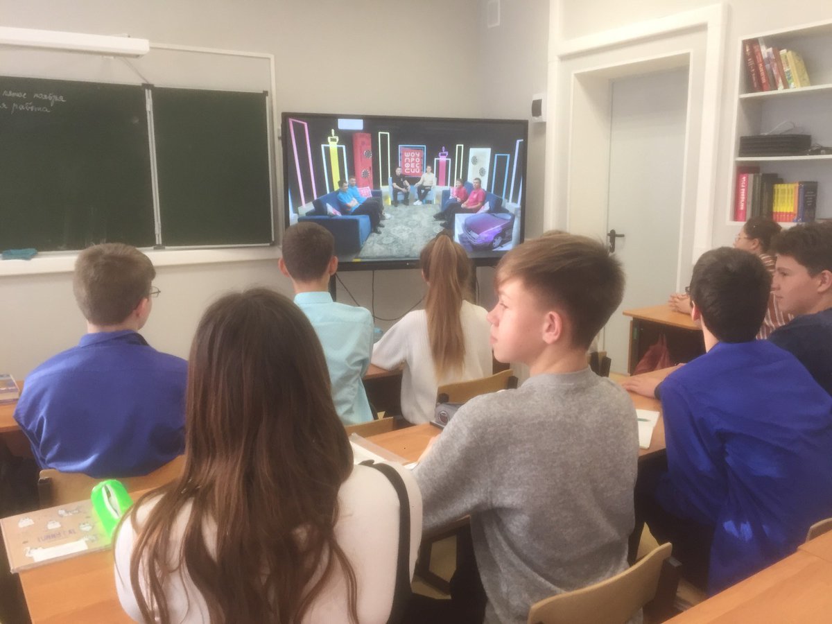 qumAqHHoVtxO2gJ's tweet photo. Обучающиеся 8-9 класса ГБОУ СОШ с.Бобровка в рамках профориентацонной работы приняли участие в Шоу профессий, Пит-стоп и узнали о ремонте машин, кузовных работах https://t.co/dv3G5gdB5R