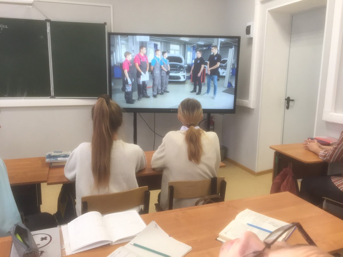 qumAqHHoVtxO2gJ's tweet photo. Обучающиеся 8-9 класса ГБОУ СОШ с.Бобровка в рамках профориентацонной работы приняли участие в Шоу профессий, Пит-стоп и узнали о ремонте машин, кузовных работах https://t.co/dv3G5gdB5R