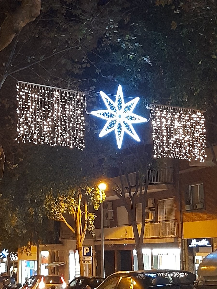 TedAlejandra's tweet photo. Primeras luces navideñas. Sagrada Familia. Barcelona https://t.co/f8GMCgThvU