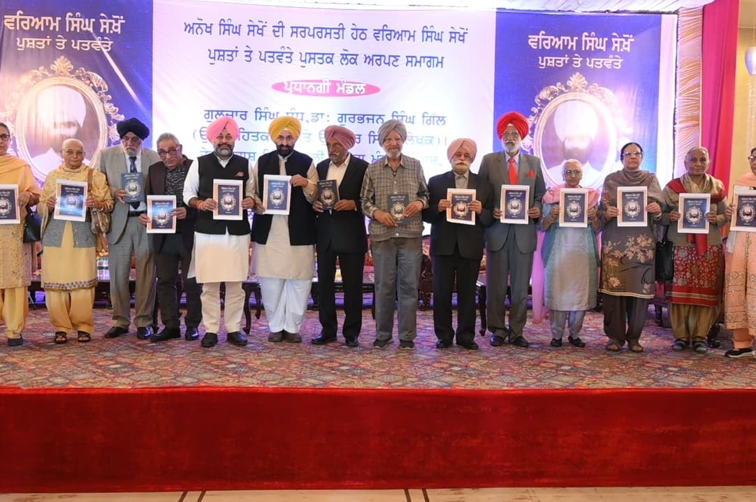 GurkiratKotli's tweet photo. ਉਜਾਗਰ ਸਿੰਘ ਜੀ ਦੀ ਲਿਖੀ ਕਿਤਾਬ ਪੁਸ਼ਤਾਂ ਦੇ ਪਤਵੰਤੇ, ਵਰਿਆਮ ਸਿੰਘ ਸੇਖੋਂ, ਅੱਜ ਹਿੱਸੋਵਾਲ ਵਿੱਖੇ ਰਿਲੀਜ਼ ਕਿੱਤੀ ਗਈ... 
ਮੇਰਾ ਸੇਖੋਂ ਪਰਿਵਾਰ ਨਾਲ ਸੰਬੰਧ ਮੇਰੀ ਲਈ ਮਾਨ ਦੀ ਗਲ ਹੈ। https://t.co/podmbralC8