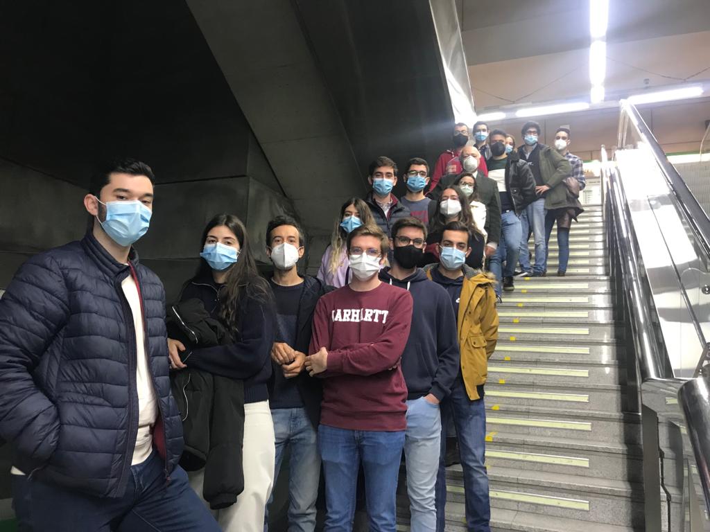 ETSIngenieria's tweet photo. Estudiantes de 4º de Ing. Civil de la @ETSIngenieria visita las instalaciones de @_metrodesevilla. Estas visitas técnicas ayudan a integrar los conocimientos impartidos en el aula y son una primera toma de contacto con el mundo laboral que les espera a la vuelta de la esquina https://t.co/tW9JJde9C5