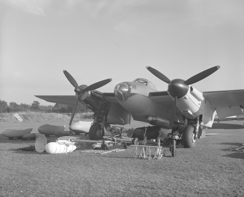 RAFMUSEUM's tweet photo. #OnThisDay in 1940 : de Havilland Aircraft Companyโs Chief Test Pilot, Geoffrey Raoul de Havilland, Jr., and engineer John Walker, made the first flight of the #DH98 Mosquito prototype, W4050, at Hatfield, Hertfordshire. #dhmosquito https://t.co/RVI37GZAJA