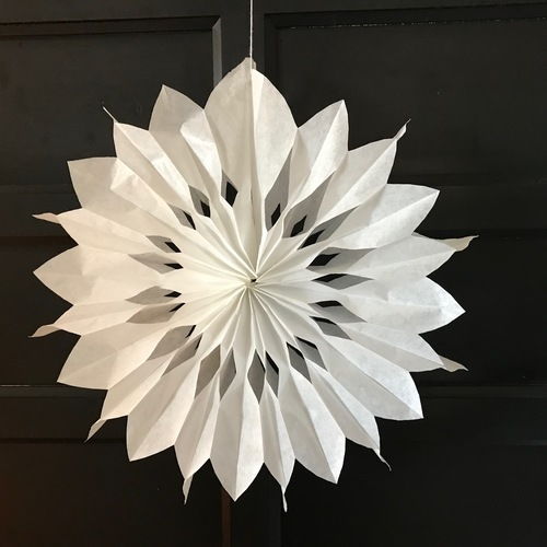 Kindergaudi's tweet photo. Aus mehreren Papier- oder Frühstückstüten kannst Du ganz leicht einen großen Stern bzw. Schneeflocke basteln. Wir zeigen Dir Schritt für Schritt wie das geht.
#winter #weihnachten #advent #scherenschnitt #basteln #kinder #papier

https://t.co/00lpnJxzz7 https://t.co/hz496kpWjb