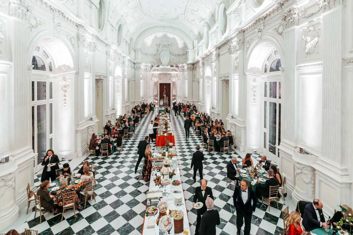 WineNewsIt's tweet photo. È arrivato il “#CalendarioDiMeo 2022, #Napoli - #Torino: #Capitali si nasce”, con scatti #MassimoListri e realizzato da Associazione Culturale “Di Meo Vini ad Arte” (presidente è #GenerosoDiMeo, alla guida storica #cantina della #Campania #DiMeo, con il fratello #RobertoDiMeo) https://t.co/B4rEz2ym3r