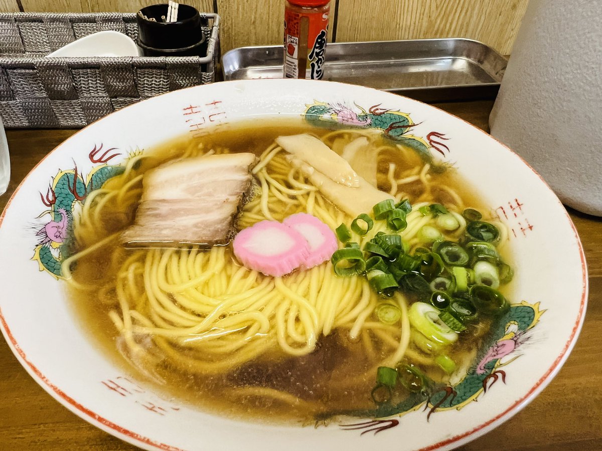 「ヒラグシ」。四万十町の国道56号沿いの小さな食堂。寒さがつのる25日、名物のラーメンを注文。醤油味が温かい。ママの背におんぶの赤ちゃん。春陽(はるひ)君。生後8ヶ月。あどけない表情でお客さん