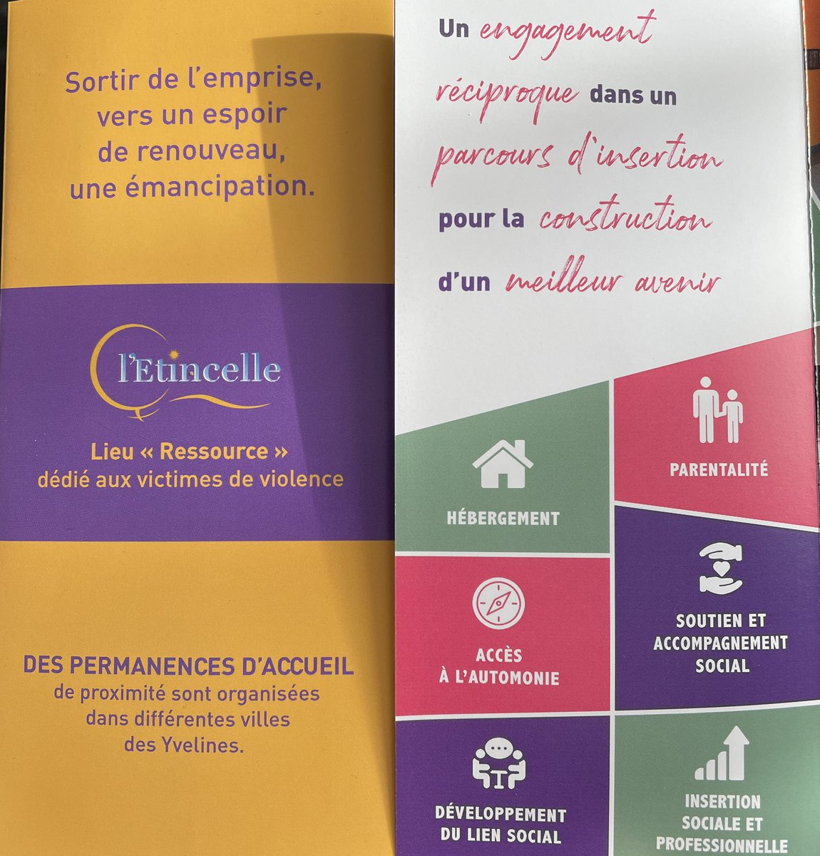 dbaichere's tweet photo. #nerienlaisserpasser #TousMobilisés pour la journée de lutte contre les violences faites aux femmes, j’ai souhaité rencontrer les équipes de l’accueil d’urgence l’Etincelle de #MontignyleBtx  #Yvelines et du CHRS L'Equinox pour échanger sur les nouvelles mesures annoncées. https://t.co/EGQou9XAte