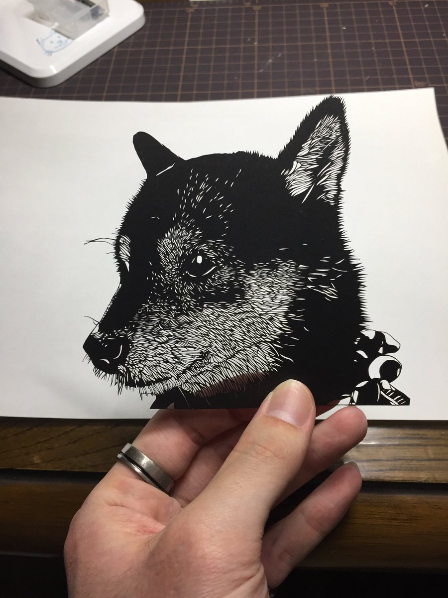 #見た人も無言で黒い何かをあげる 