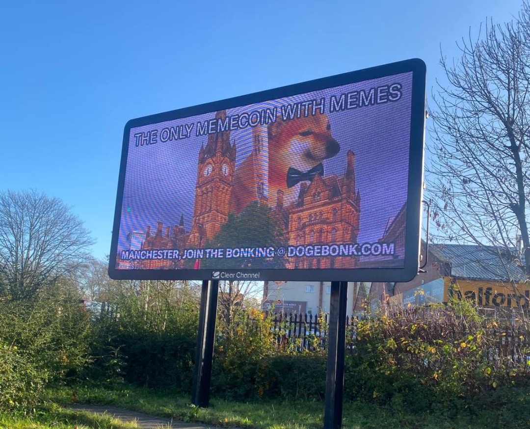 Another billboard has just popped up. This time in Manchester, Kale Street, UK on the weekend of <a href="/CoinFestUK/">CoinFestUK</a> 

#DogeBonk #CoinFest $DOBO #BonkSquad #BSCGems