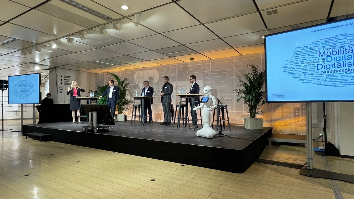 Start des #smartcitysummitniederrhein   in #Mönchengladbach. Und ein Roboter moderiert mit. Natürlich geimpft und getestet.