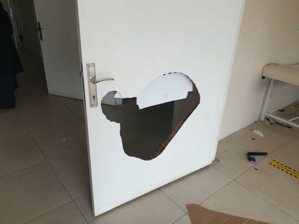DrYukselmis's tweet photo. Diyarbakır'da sağlık ocağını bu hale getiren ve doktoru iki yerinden bıçaklayan şerefsizin sağlık sigortası iptal edilmesin mi? Tutuklu yargılanmasın mı? @drfahrettinkoca
Bu kişi teröristten farksızdır demiştiniz  @RTErdogan https://t.co/qXraAc3Z7x