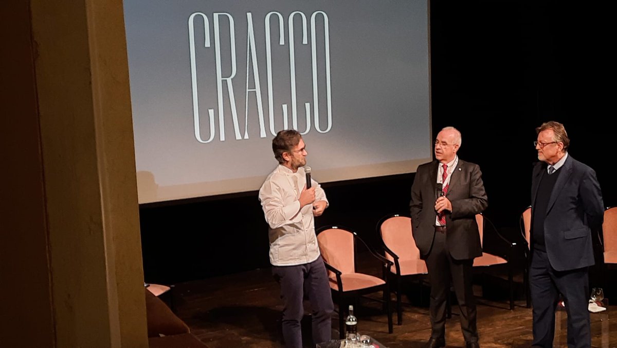 interpreticonf's tweet photo. #Artusi Theatre of Montalcino Conference 30th anniversary #BenvenutoBrunello
Host Luciano #Ferraro.
#EnzoTiezzi President of #Brunello Wine Consortium from 1982 -1988
Round Table #MastersofWine #GabrieleGorino
#CarloCracco #Chef  
Simultaneous Translation #InterpretidiConferenza https://t.co/K3n10oWQnY