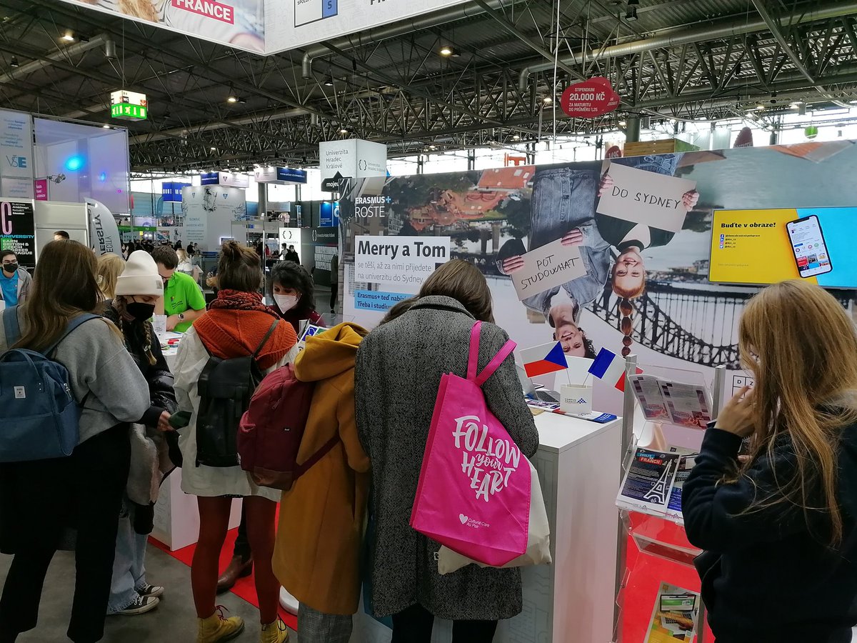 DebordVeronique's tweet photo. Quel plaisir que de retrouver les étudiants sur le salon #gaudeamus à Brno 🇨🇿 ☺️ !! Merci à notre partenaire @dzs_cz et à tous les établissements français présents @univbordeaux @fc_univ @UnivAntilles @normandieuniv @CESIingenieurs @sciencespo @IFPrague @CampusFrance https://t.co/aBa9YPbA1r
