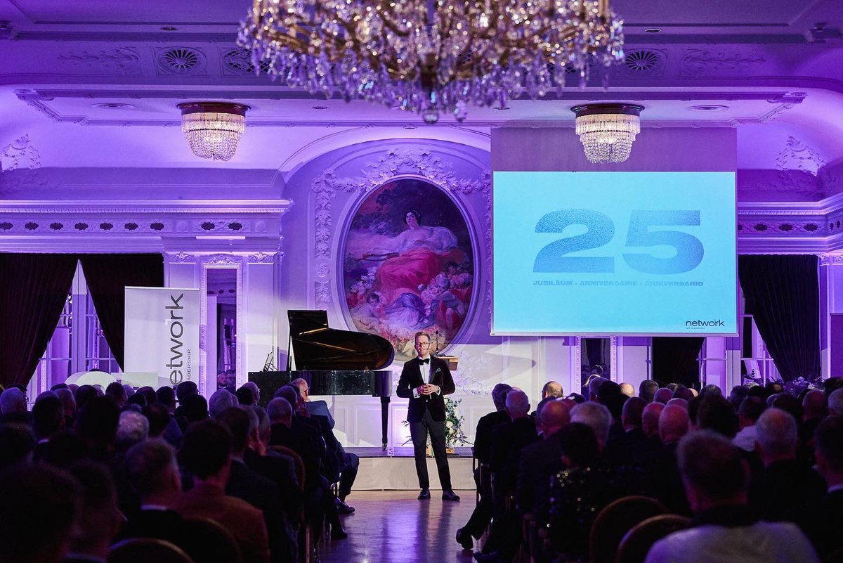 Network_CH's tweet photo. Am Samstag, 20. November 2021, feierte sich Network für einmal selbst. Die grosse Feier zum 25-jährigen Jubiläum fand im Hotel Bellevue in Bern statt. Anlässlich der Geburtstagsfeier wurde erstmals der mit CHF 10'000 dotierte Network-Preis vergeben.
#NetworkCH #NetworkPreis https://t.co/28Dmds7eR3