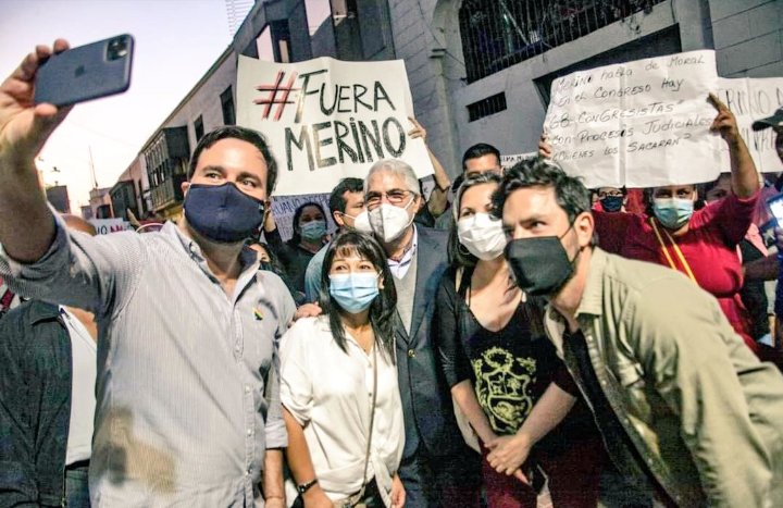 marygut33145724's tweet photo. CSM cuando caviars marcharon 14/15 nov a favor del lagarto eso estuvo bien🤬
Ayer en librería Crisol Ovalo de Miraflores la democracia contra el excongresista HDP Daniel Olivares presentó su libro "Joder ..no te preocupó lo que hicieron contra BetoOrtiz🤬
#JoderParaTransformar https://t.co/TMJbYIg9EW
