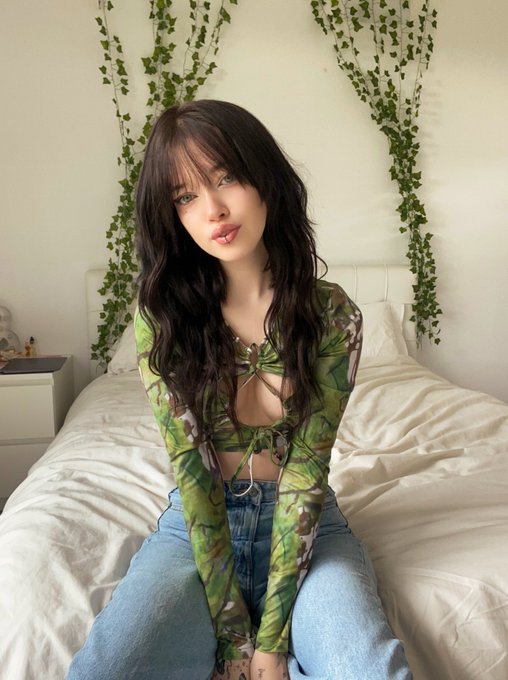 hi, i bought my fav boots ever, bye https://t.co/tpjZLUDm14