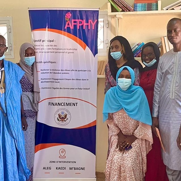 AFPHY1's tweet photo. Dans le cadre du projet Students Civic Leadership Training Program, AFPHY a reçu la délégation de l’ambassade des États Unis au sein de son CEPED (Centre pour la Promotion de l’Education et du Développement).La délégation a distribué des kits scolaires au profit des élèves. https://t.co/JMztTBWqDf
