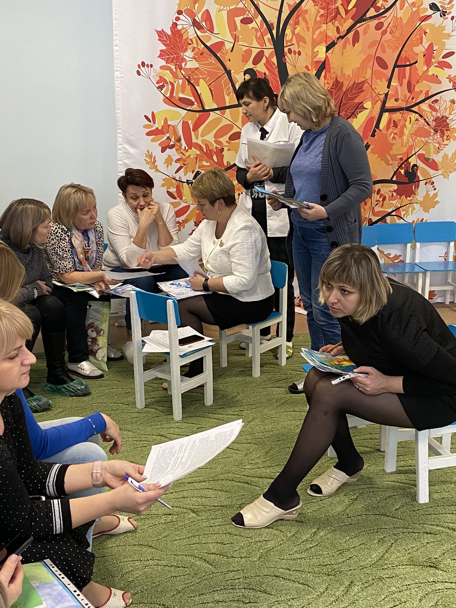 Рабочий момент творческой группы по подготовке к ежегодному Международном конкурсу детского рисунка «Я вижу мир:мир народной культуры». С нетерпением будем ждать побед 🍀