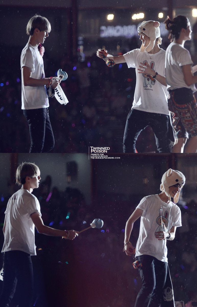 everydayhunhan's tweet photo. [ 📁 #HUNHANNIVERSARY 🎉]

121125 #HUNHAN AT SM TOWN LIVE IN BKK

📸 twinned_poison https://t.co/8ASJDN1ejy